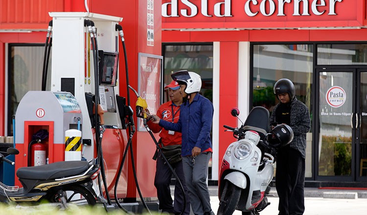 Người dân đổ xăng tạu trạm bán lẻ ở Phnom Penh, Campuchia.