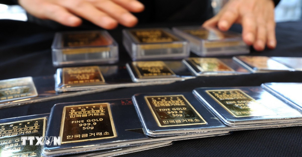 Vàng miếng được bày bán tại sàn giao dịch ở Seoul, Hàn Quốc. Ảnh: Yonhap/TTXVN