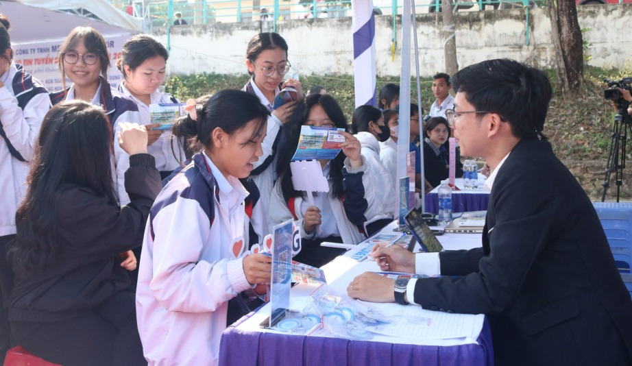 Học sinh, sinh viên, người lao động tìm hiểu thông tin của các doanh nghiệp tại ngày hội việc làm.