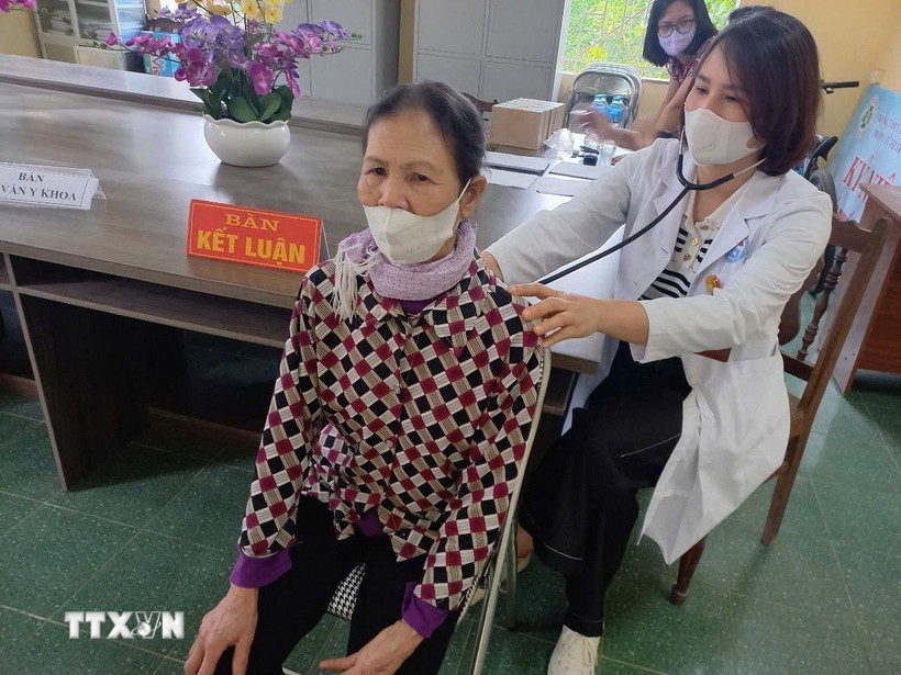 Khám phổi phát hiện chủ động bệnh lao và các bệnh phổi khác tại xã Tứ Kỳ, thành phố Hải Phòng. Ảnh: TTXVN