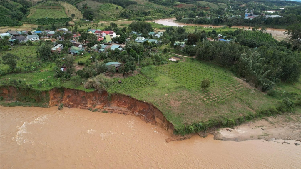 Sạt lở bờ sông gây ảnh hưởng nghiêm trọng đến đời sống và sản xuất của hơn 80 hộ đồng bào dân tộc thiểu số trên địa bàn xã biên giới Dục Nông.