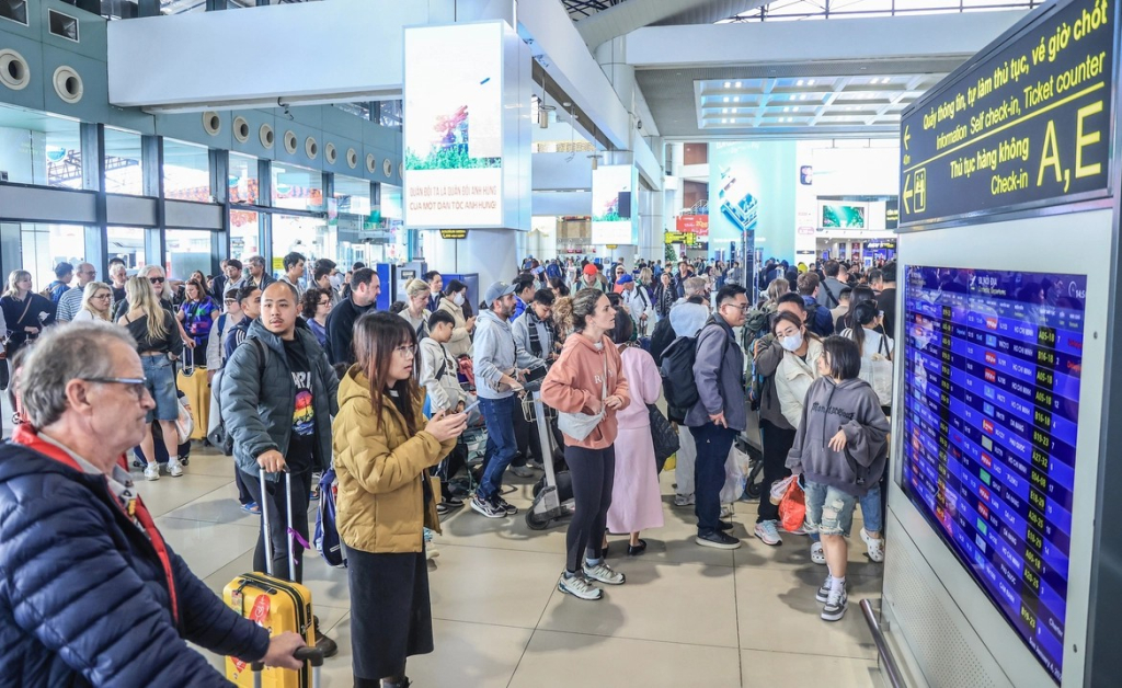 Các hãng hàng không trong nước đối mặt với nguy cơ thiếu hụt nhiên liệu hàng không.