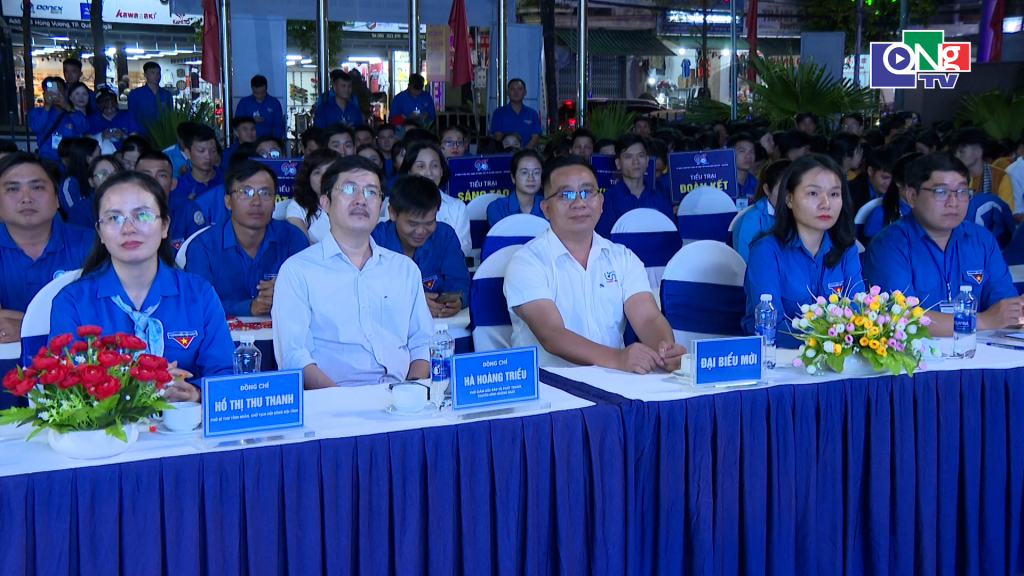 Các đại biểu dự khai mạc.