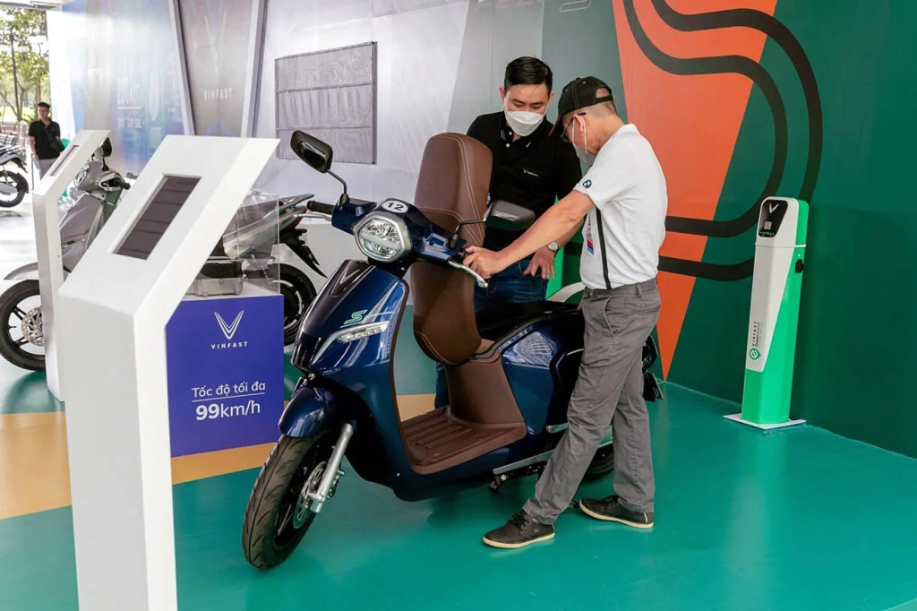 Người tiêu dùng mua xe máy điện tại đại lý kinh doanh. Ảnh: Hoài Nam