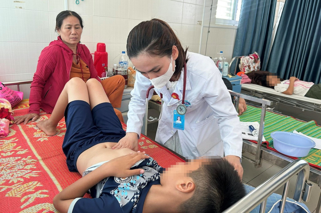 Bệnh nhi có biểu hiện ngộ độc thực phẩm sau khi ăn bánh mỳ. Ảnh: BVCC