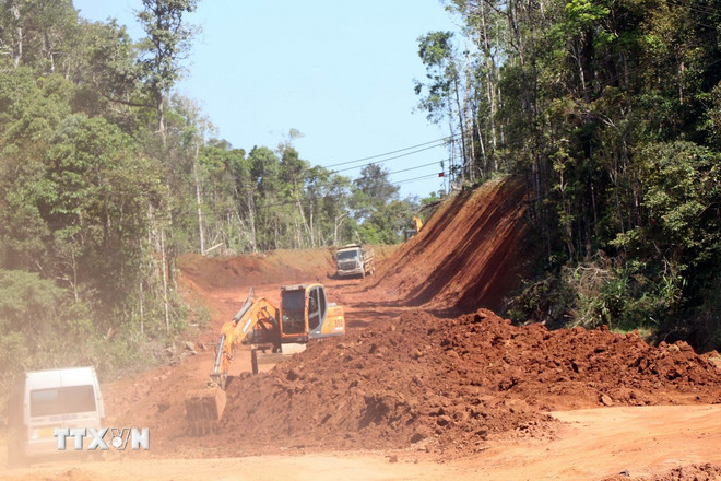 Các đơn vị thi công tăng cường người, phương tiện thi công ở các đoạn vừa mới bàn giao mặt bằng trong năm 2026, đoạn qua xã Măng Đen. Ảnh: TTXVN