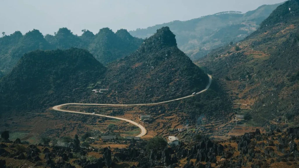 Dốc chữ M uốn lượn giữa núi rừng Hà Giang hùng vĩ. Ảnh: JB_BuiManhTuan / Shutterstock