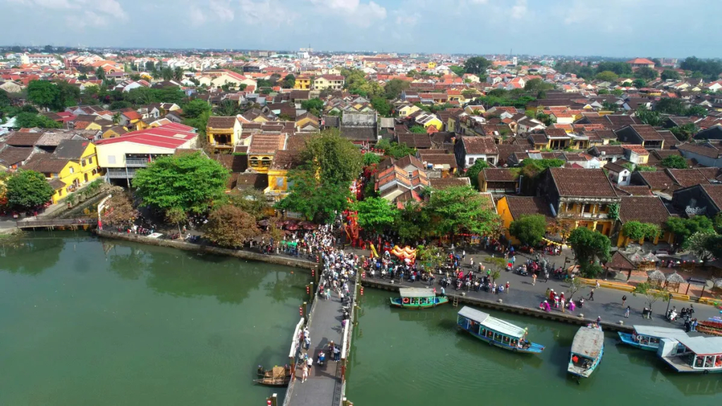 Những dãy nhà vàng, đèn lồng lụa đung đưa bên các con phố nhỏ đặc trưng của Hội An.