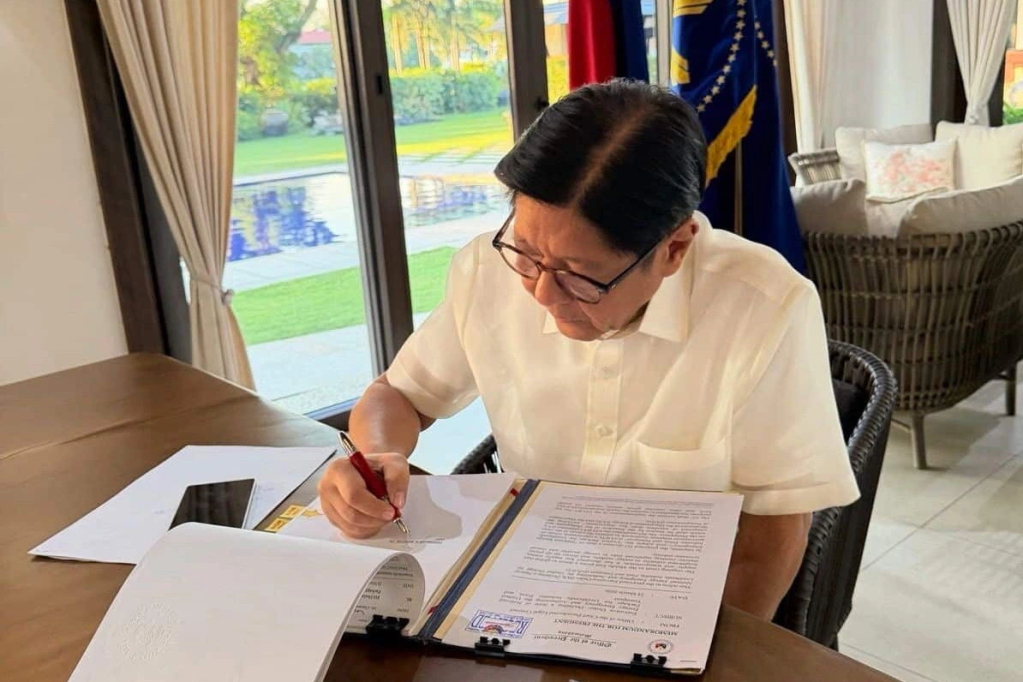Tổng thống Philippines Ferdinand Marcos Jr. ký sắc lệnh.