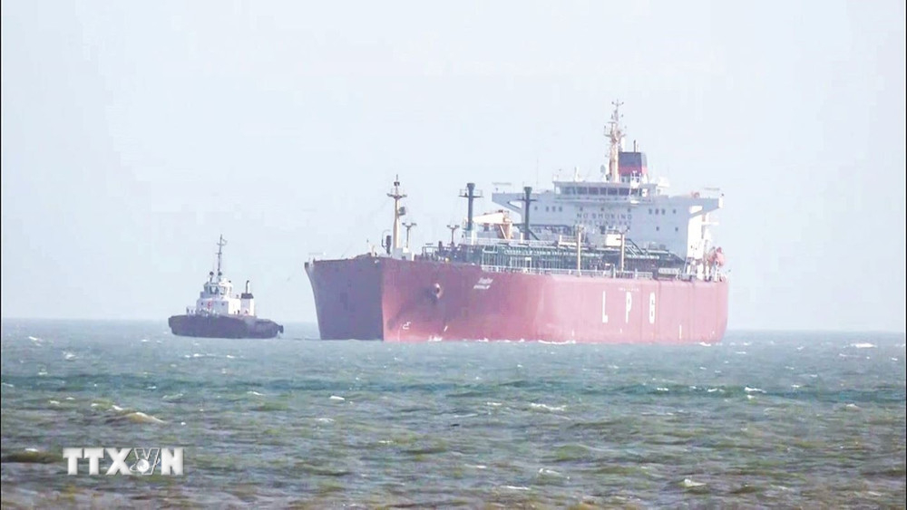 Tàu chở dầu khí tự nhiên hóa lỏng di chuyển qua eo biển Hormuz. Ảnh: ANI/TTXVN