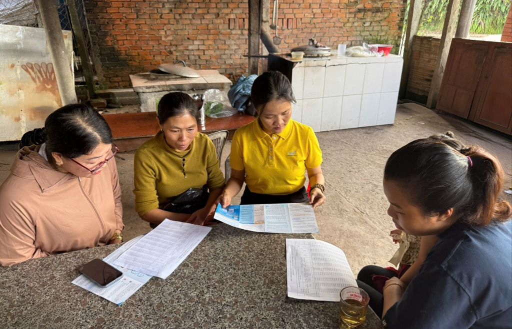 Nhân viên BHXH tỉnh và các đơn vị hỗ trợ phát triển đối tượng tuyên truyền về lợi ích khi tham gia BHXH tự nguyện, BHYT tự đóng cho người dân. Ảnh: TL