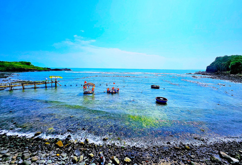 Gành Yến nằm cách trung tâm TP. Quảng Ngãi tầm 35 km về hướng Bắc, thuộc thôn Thanh Thủy (xã Bình Hải, huyện Bình Sơn). Ảnh: Mộc Trà