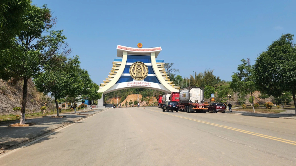 Bờ Y là xã biên giới giáp Lào - Campuchia, chênh lệch giá xăng dầu đang khiến tình trạng buôn lậu mặt hàng này diễn biến phức tạp. Ảnh: Lê Danh,crop,17745014381412091041255,16404026.jpg