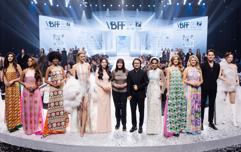 Chủ tịch Miss World, bà Julia Morley (giữa) tham gia một sự kiện tại Việt Nam. Ảnh: Vietnam+