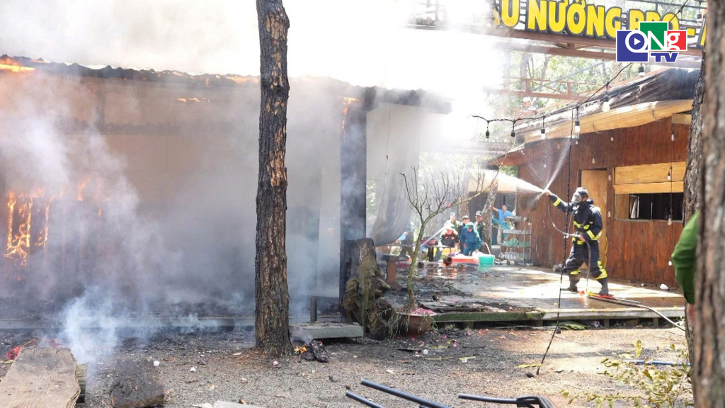 Cảnh sát khống chế hỏa hoạn ở khu kinh tế đêm Măng Đen.