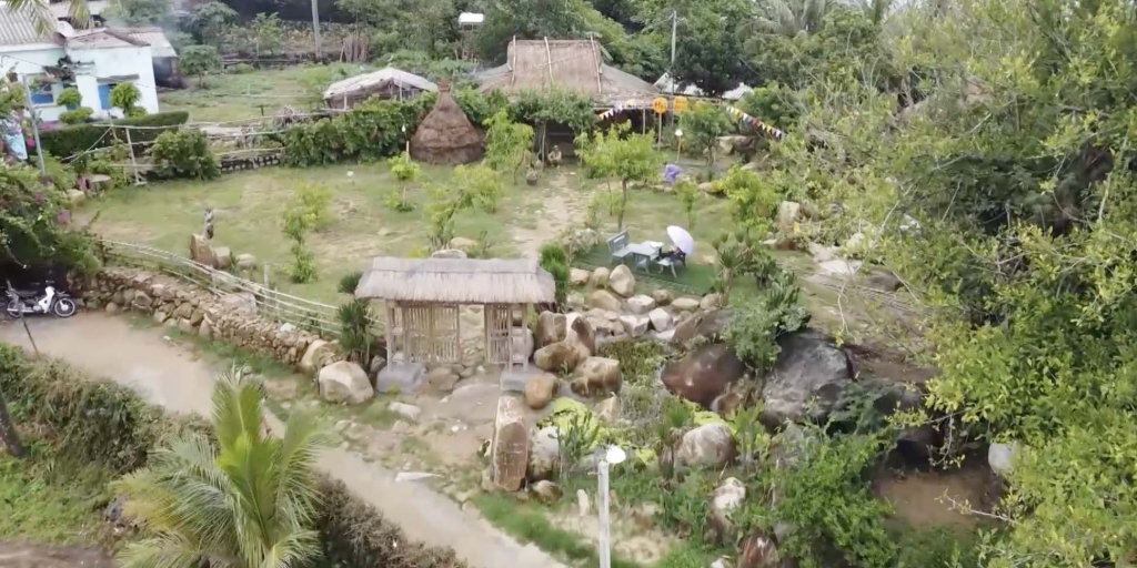 Những ngôi nhà homestay và đặc biệt các món ăn đặc sản ở Gò Cỏ cũng là điều hấp dẫn du khách.