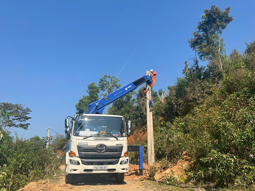 PC Quảng Ngãi nỗ lực đưa điện lưới quốc gia về với 123 hộ dân Tu Thôn.