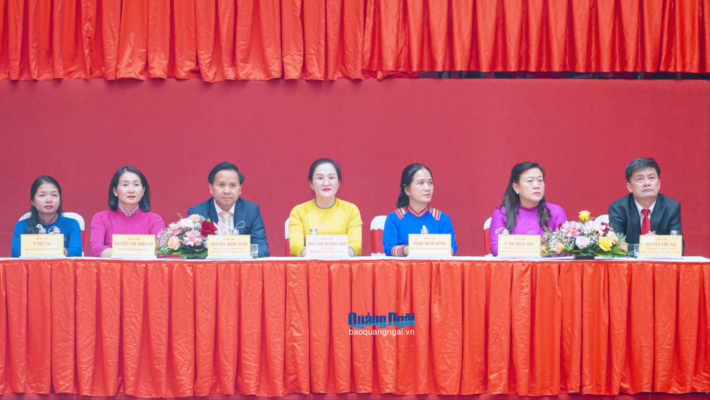 Các đại biểu tham dự lễ khai mạc.