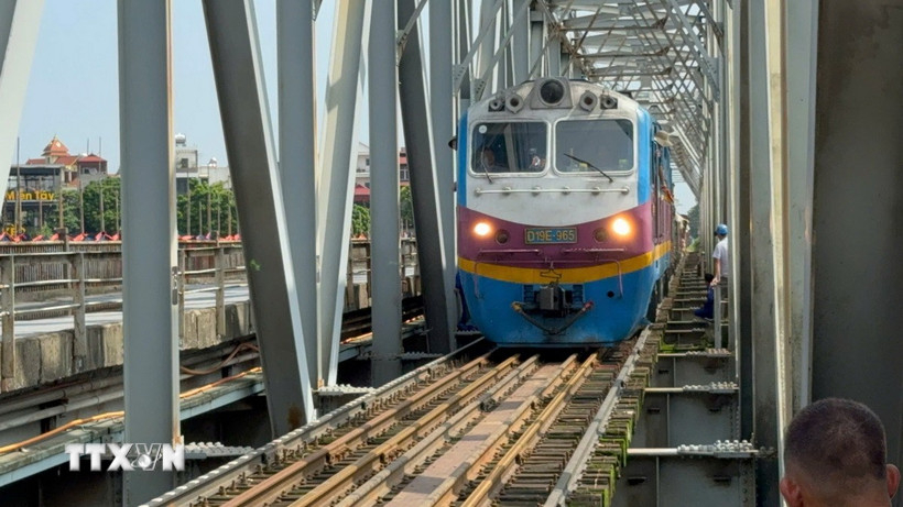 Tàu hỏa qua cầu Đuống. Nguồn: TTXVN