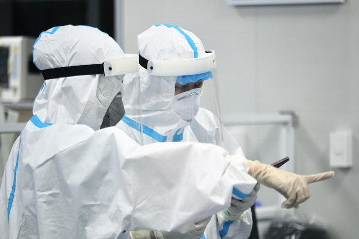 Cán bộ y tế tại bệnh viện điều trị bệnh nhân COVID-19 tại Hà Nội năm 2022. Ảnh: Nam Trần