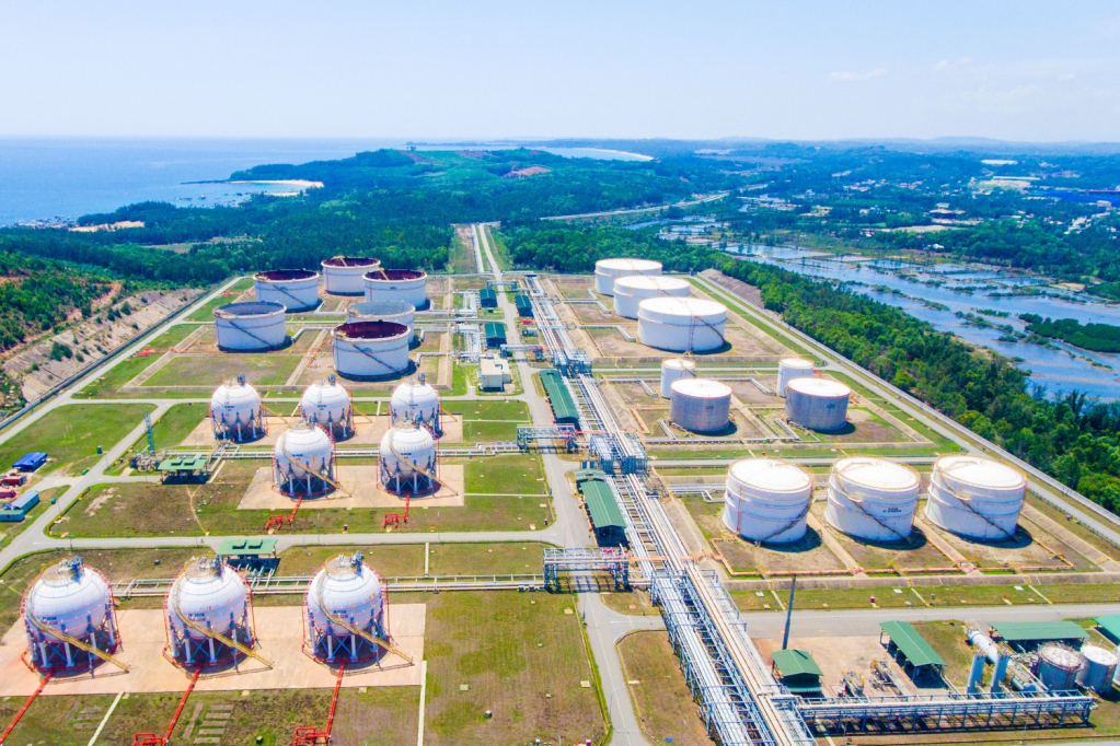 Quảng Ngãi yêu cầu các thương nhân kinh doanh xăng dầu trên địa bàn tỉnh thực hiện việc cải tạo, cải hoán bồn bể chứa để đảm bảo cung ứng nguồn nhiên liệu sinh học.