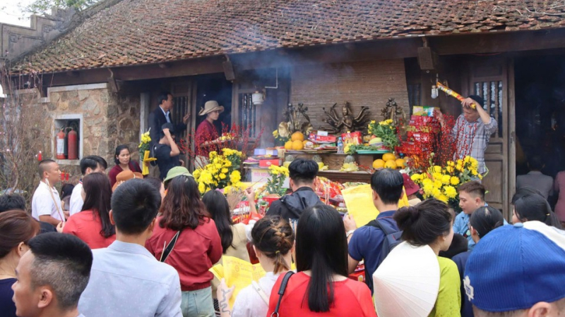 Hơn 5 vạn lượt du kh&aacute;ch trẩy hội Ch&ugrave;a Hương T&iacute;ch đầu xu&acirc;n