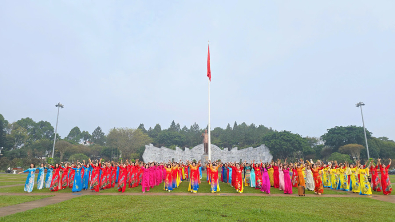 400 hội vi&ecirc;n phụ nữ Pleiku đồng diễn d&acirc;n vũ 