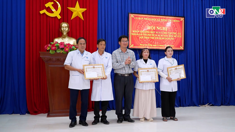 Khen thưởng đột xuất nh&acirc;n vi&ecirc;n y tế cứu sống người bị đuối nước