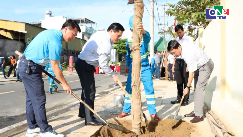 Ph&oacute; Chủ tịch UBND tỉnh Trần Phước Hiền dự lễ ph&aacute;t động Tết trồng c&acirc;y tại phường Nghĩa Lộ