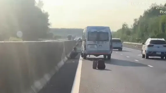 Dừng xe tr&ecirc;n cao tốc đặt cảnh b&aacute;o sai khoảng c&aacute;ch c&oacute; thể bị phạt đến 14 triệu đồng 