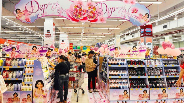 Trước thềm 8/3, h&agrave;ng h&oacute;a d&agrave;nh cho phụ nữ khuyến m&atilde;i s&acirc;u