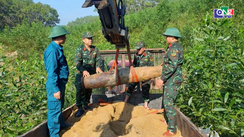 Ti&ecirc;u hủy th&agrave;nh c&ocirc;ng quả bom nặng 350kg 