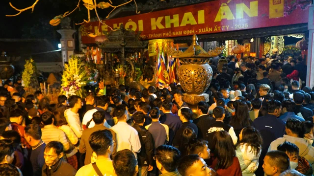 Tấp nập người đến xin lộc ấn trời