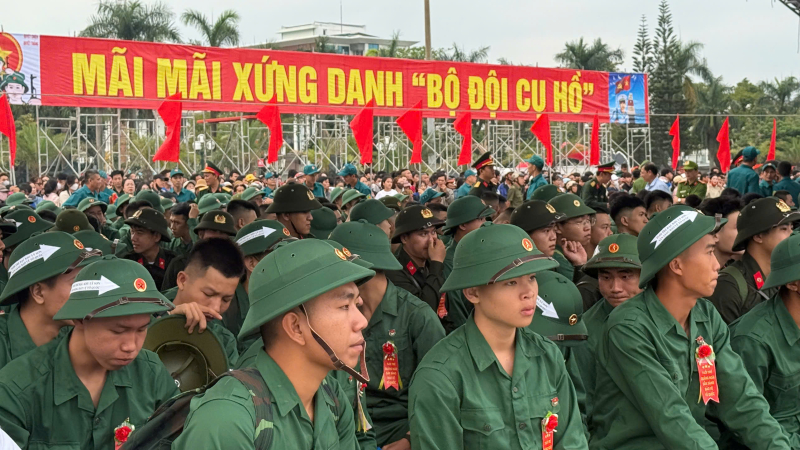 Hơn 3.900 thanh ni&ecirc;n Quảng Ng&atilde;i l&ecirc;n đường nhập ngũ 