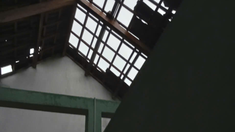 Lốc xo&aacute;y l&agrave;m tốc m&aacute;i 116 nh&agrave; d&acirc;n ở x&atilde; Ba V&igrave;