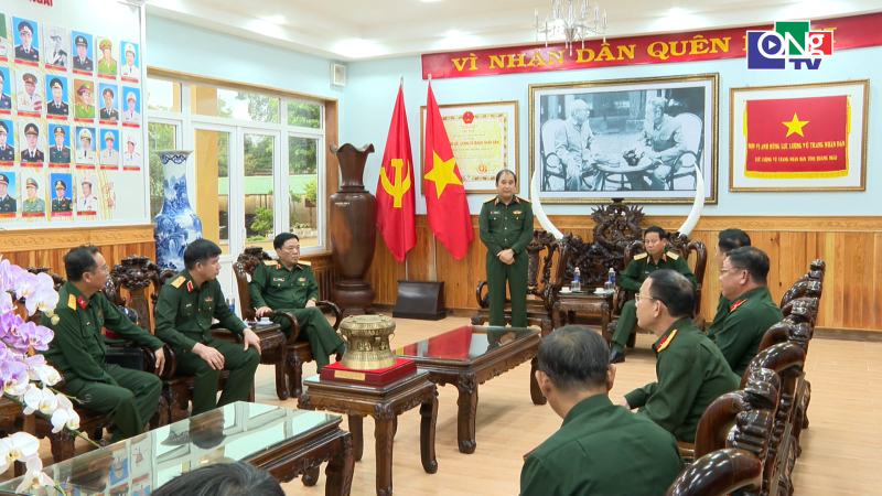 Thượng tướng Ph&ugrave;ng Sĩ Tấn l&agrave;m việc về c&ocirc;ng t&aacute;c giao nhận qu&acirc;n