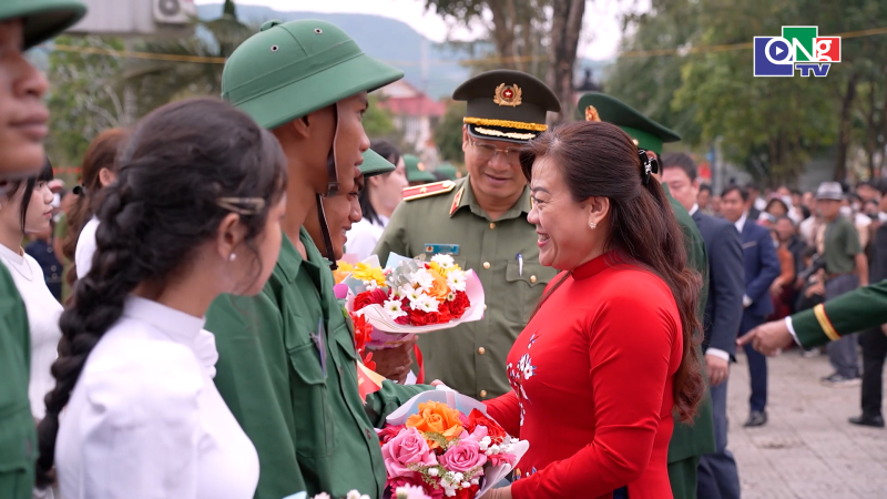 Lễ giao nhận qu&acirc;n ở Ba Tơ