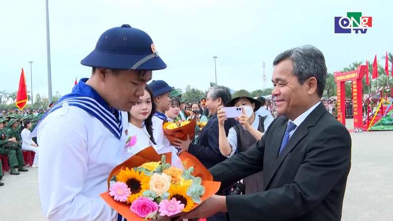 B&iacute; thư Tỉnh ủy dự lễ giao nhận qu&acirc;n ở phường Đức Phổ