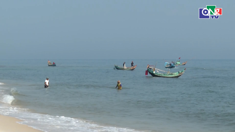 Ngư d&acirc;n Quảng Trị tr&uacute;ng lộc biển đầu năm