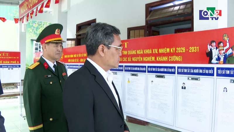 B&iacute; thư Tỉnh ủy kiểm tra c&ocirc;ng t&aacute;c bầu cử tại phường Đức Phổ