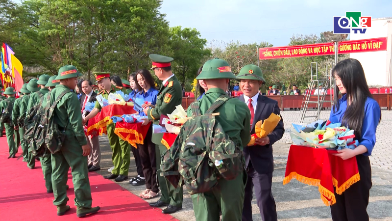 Ph&oacute; B&iacute; thư Thường trực Tỉnh uỷ, Chủ tịch Ủy ban MTTQ Việt Nam tỉnh dự lễ giao nhận qu&acirc;n tại x&atilde; Bờ Y