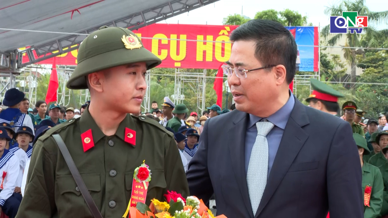 Chủ tịch UBND tỉnh dự lễ giao nhận qu&acirc;n ở phường Cẩm Th&agrave;nh