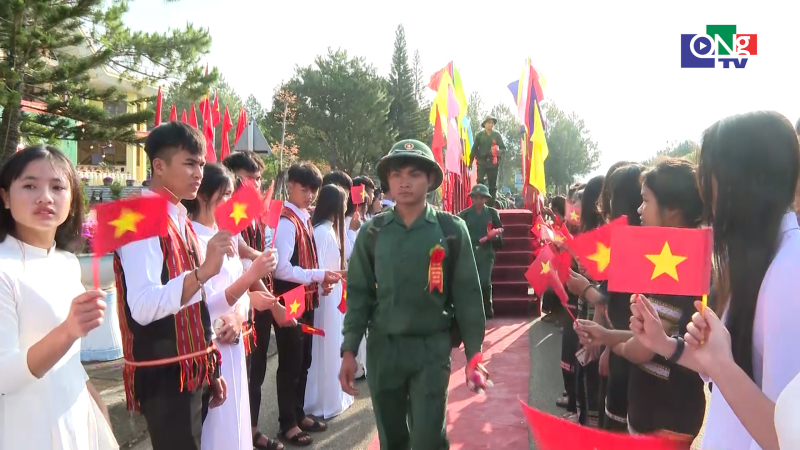 Chủ tịch HĐND tỉnh dự lễ giao nhận qu&acirc;n tại x&atilde; Măng Đen