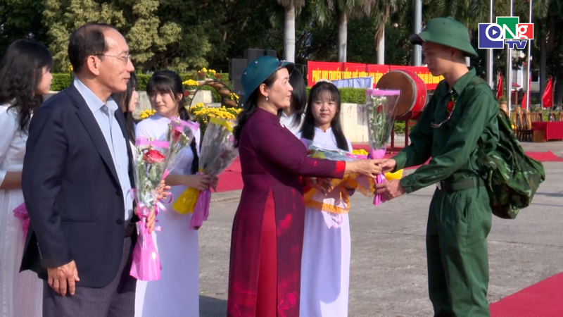 Ph&oacute; B&iacute; thư Tỉnh ủy Đinh Thị Hồng Minh lễ giao nhận qu&acirc;n tại phường Kon Tum