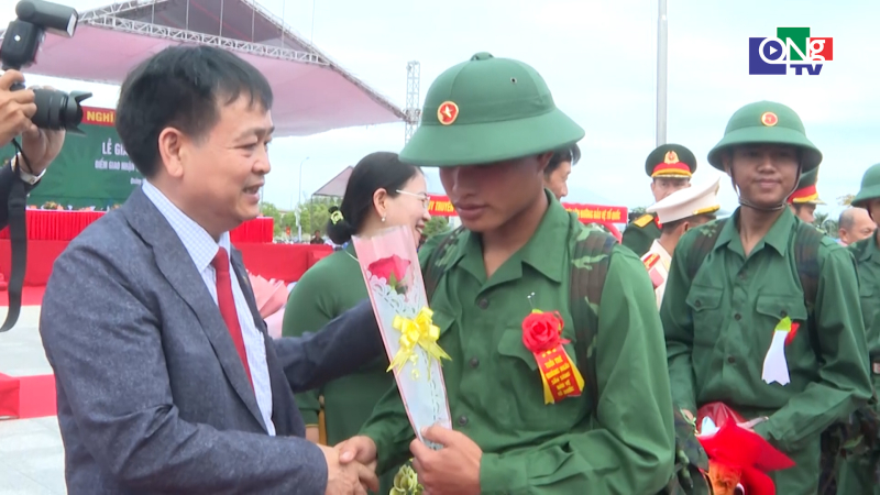 Lễ giao nhận qu&acirc;n tại x&atilde; Sơn Tịnh