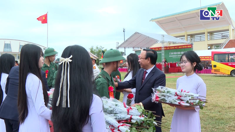 Lễ giao nhận qu&acirc;n tại x&atilde; B&igrave;nh Sơn