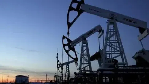 Gi&aacute; dầu Brent cao nhất trong hơn một năm