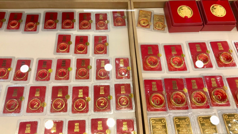 Gi&aacute; v&agrave;ng trong nước neo ở v&ugrave;ng gi&aacute; cao, v&agrave;ng nhẫn đắt hơn v&agrave;ng miếng