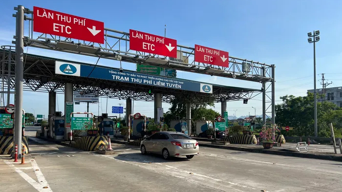 Gần 4,5 tỷ đồng ng&agrave;y đầu thu ph&iacute; 5 tuyến cao tốc 