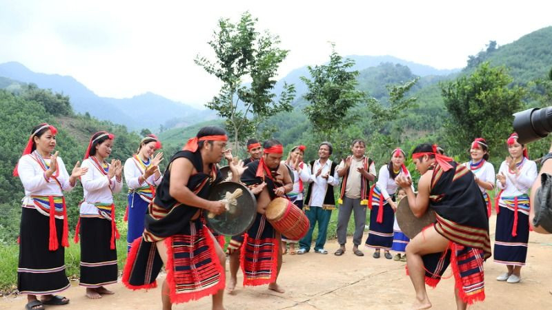 Quảng Ng&atilde;i c&oacute; 65 x&atilde; v&ugrave;ng đồng b&agrave;o d&acirc;n tộc thiểu số v&agrave; miền n&uacute;i